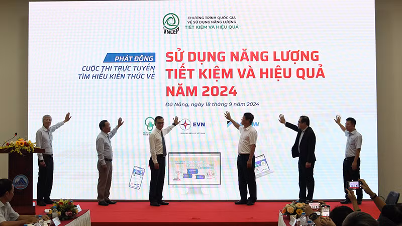 Đại biểu thực hiện nghi thức phát động cuộc thi.