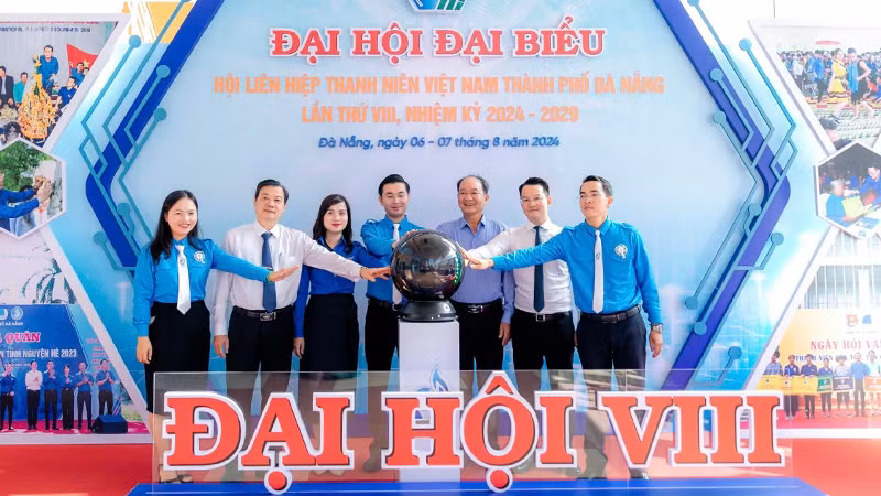 Đại biểu khai mạc triển lãm sản phẩm sáng tạo, sản phẩm OCOP.