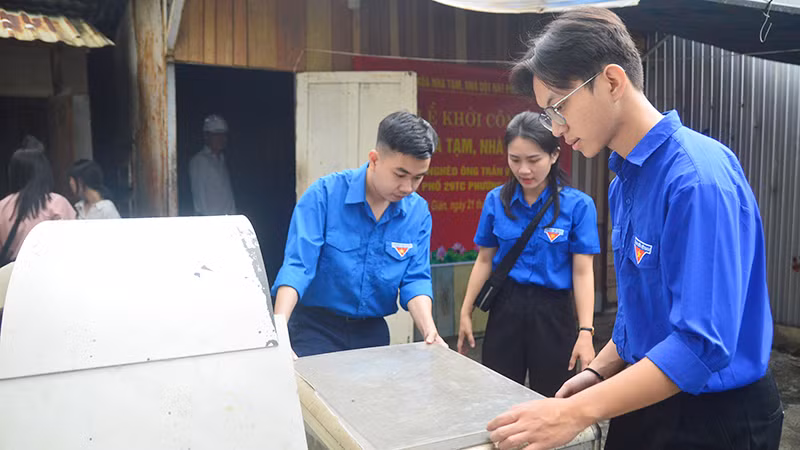 Lực lượng đoàn thanh niên hỗ trợ di dời tài sản cho ông Hùng.