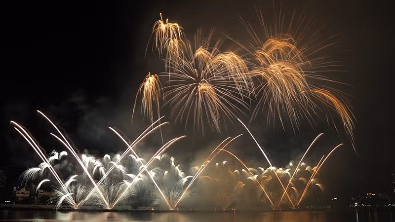 Italia đã trình diễn với chủ đề “Không gian cổ kính và Ánh sáng hiện đại”.