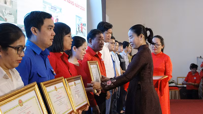 Các cá nhân, tập thể nhận Bằng khen của Chủ tịch Ủy ban nhân dân thành phố Đà Nẵng.