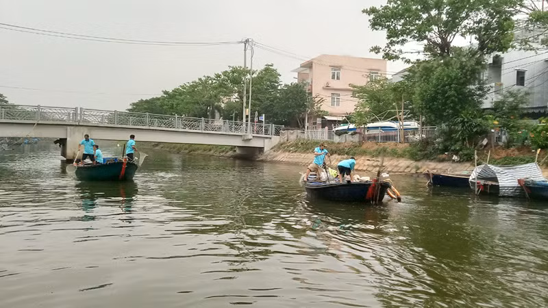 Tổ khai thác kết hợp bảo vệ nguồn lợi thủy sản tại phường Thanh Khê Đông thực hiện dọn vệ sinh nguồn nước sông Phú Lộc.