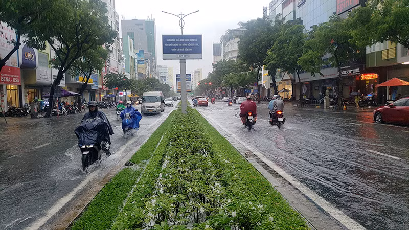 Đường Nguyễn Văn Linh ngập cục bộ gây khó khăn cho các phương tiện Đường Nguyễn Văn Linh ngập cục bộ gây khó khăn cho các phương tiện