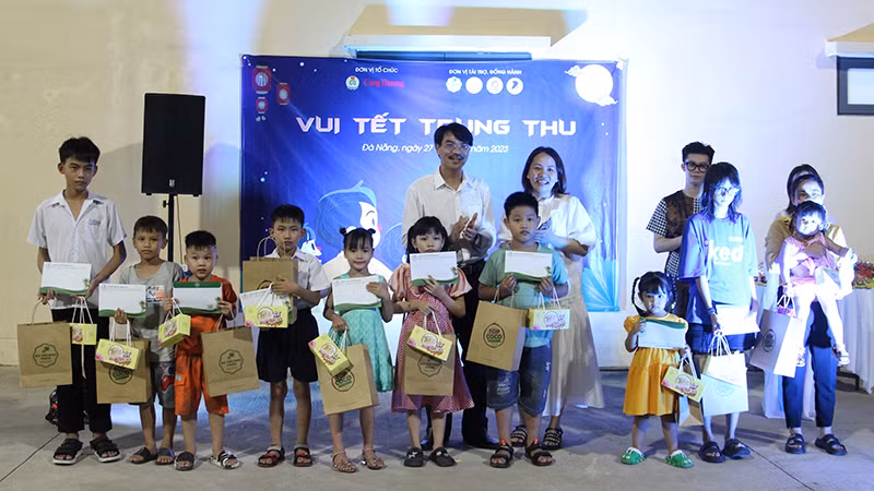 Trao quà cho các cháu thiếu nhi