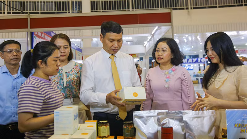 Đại biểu tham quan mua sắm tại Hội chợ.