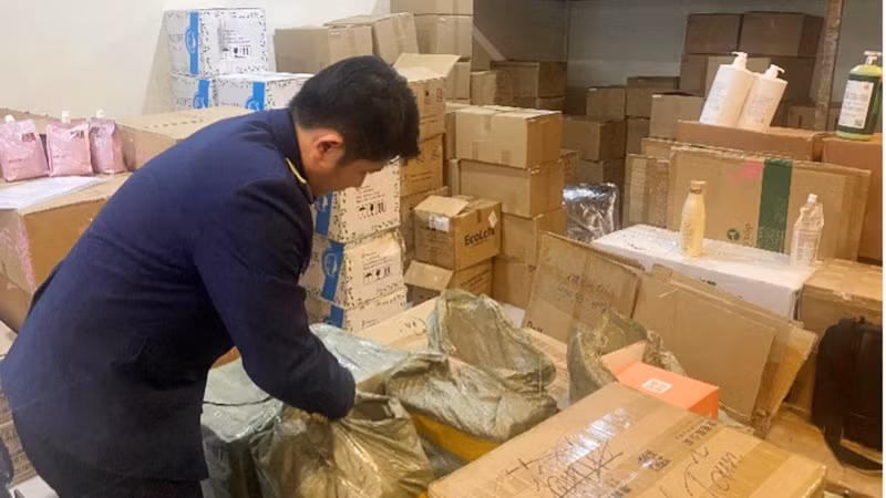 Đoàn kiểm tra đột xuất hộ kinh doanh trên địa bàn quận Thanh Khê. (Ảnh: QLTT)