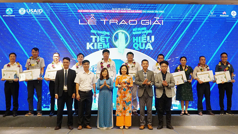Tôn vinh 10 doanh nghiệp sử dụng năng lượng tiết kiệm và hiệu quả.