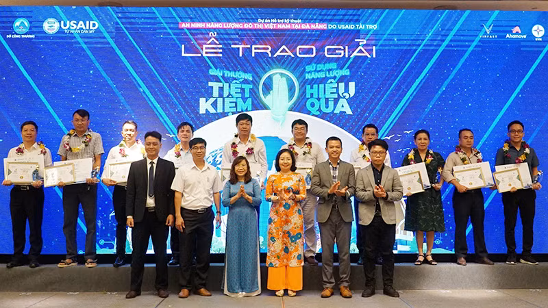 Tôn vinh 10 doanh nghiệp sử dụng năng lượng tiết kiệm và hiệu quả.