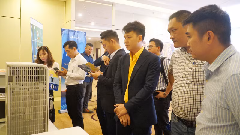 Đại biểu tham quan, tìm hiểu công nghệ mới về năng lượng sạch.