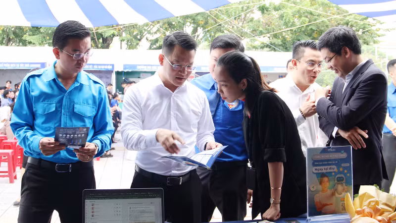 Đại biểu tham quan các gian hàng triển lãm.