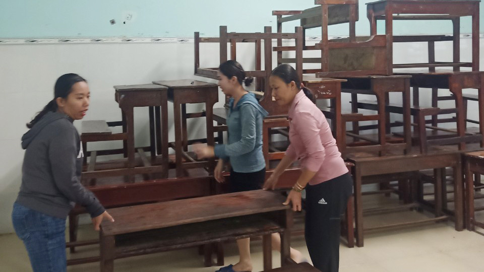 Các trường học trên địa bàn thành phố chủ động dọn dẹp khi nước rút.