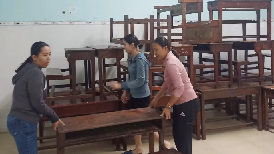 Các trường học trên địa bàn thành phố chủ động dọn dẹp khi nước rút.