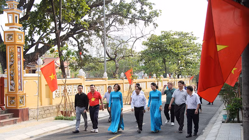 Đường cờ Tổ quốc dẫn vào Khu Di tích lịch sử.