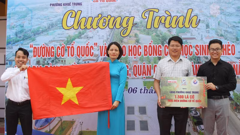 Trao tặng cờ Tổ quốc thực hiện công trình