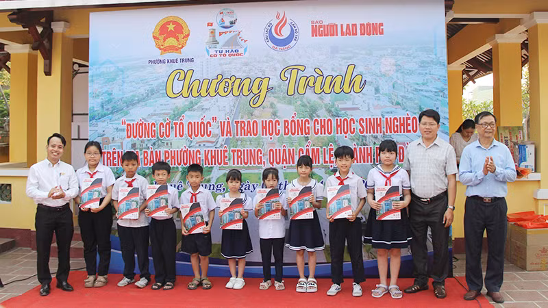 Trao học bổng cho các em học sinh có hoàn cảnh khó khăn.