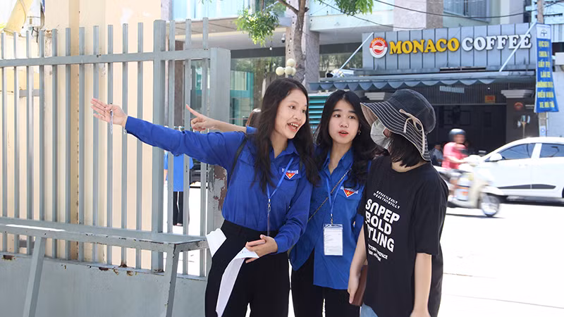 Tình nguyện viên hỗ trợ thí sinh vào vị trí phòng thi.