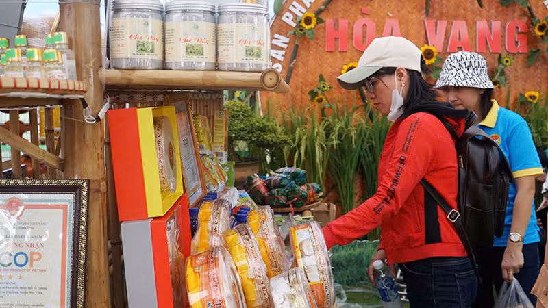 Sản phẩm thu hút người dân đến mua sắm.