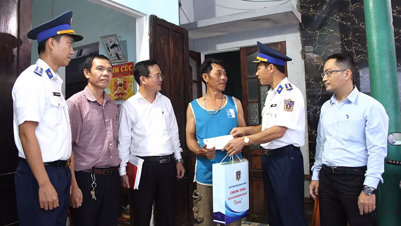 Thăm hỏi, tặng quà các gia đình ngư dân.