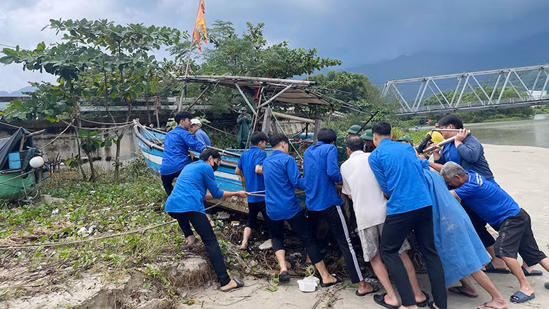 Đưa thuyền lên bờ.