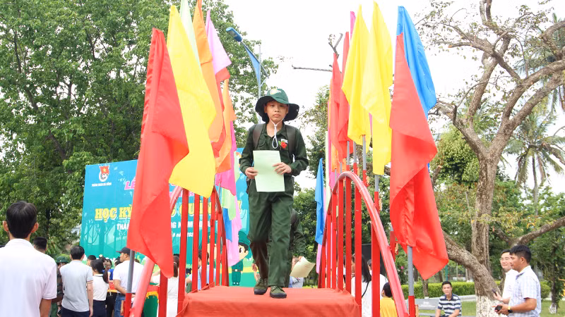 Chiến sĩ nhí bước qua Cầu vinh quang.