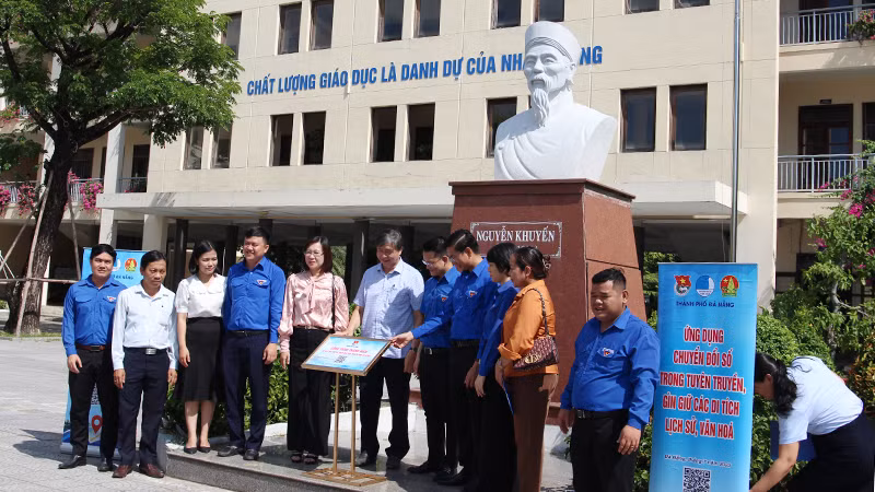 Thăm và khánh thành một công trình số hóa.