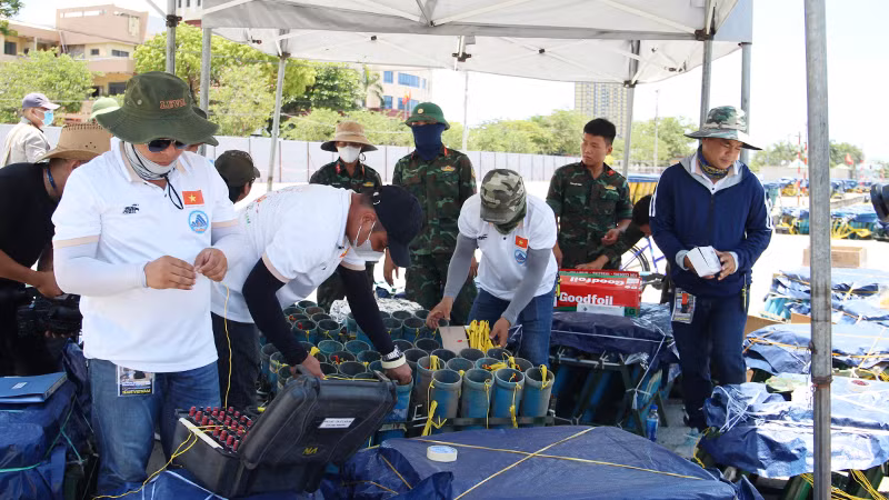 Đội Việt Nam chuẩn bị cho đêm trình diễn.