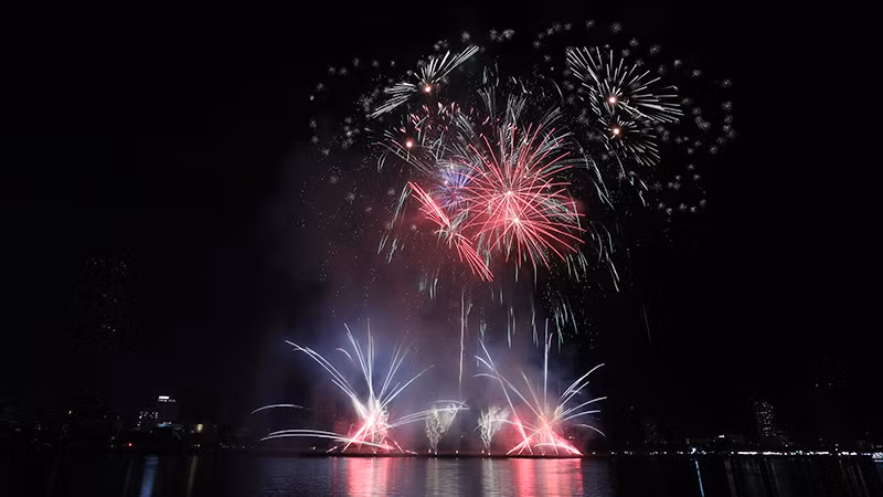 Đội chủ nhà Đà Nẵng (Việt Nam) mang “Vũ điệu bầu trời” đến khán giả.