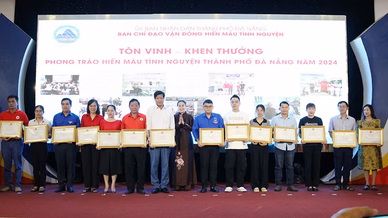 Tôn vinh các tập thể, gia đình, cá nhân tiêu biểu.