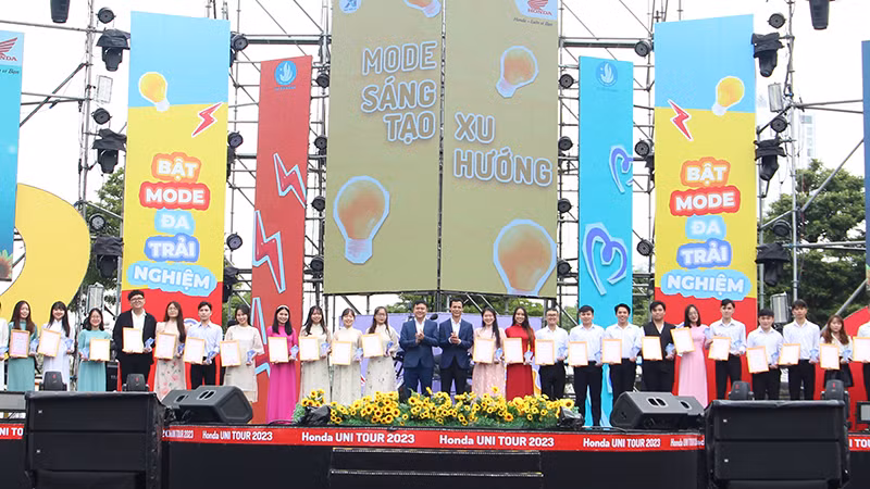 Vinh danh những tấm gương thanh niên, sinh viên điển hình trong thời kỳ mới.