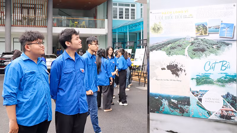 Sinh viên xem ảnh tại triển lãm.