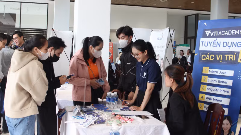 Đây là dịp để đơn vị tuyển dụng và sinh viên kết nối việc làm.