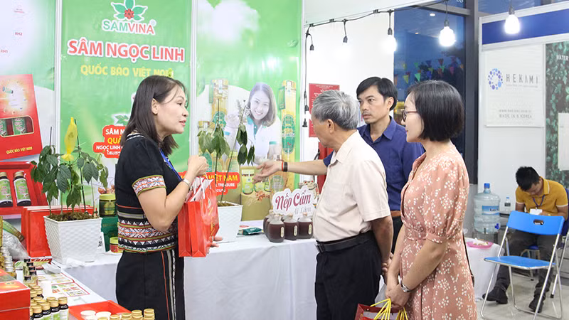 Người dân đến tham quan, mua sắm tại hội chợ.