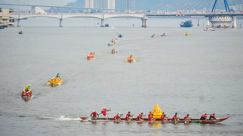 Các đội đua tranh tài.