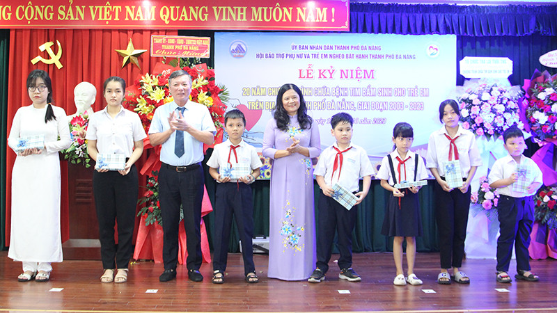 Tặng thưởng cho các em có thành tích xuất sắc đã từng được hỗ trợ phẫu thuật.