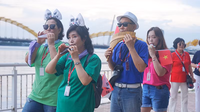 Biểu diễn các nhạc cụ truyền thống.