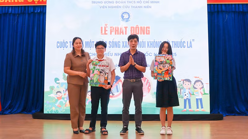 Đại diện học sinh nộp các tác phẩm dự thi.