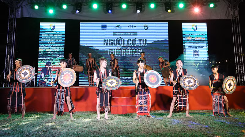 Tiết mục Múa cồng chiêng của bà con người Cơ-tu biểu diễn.