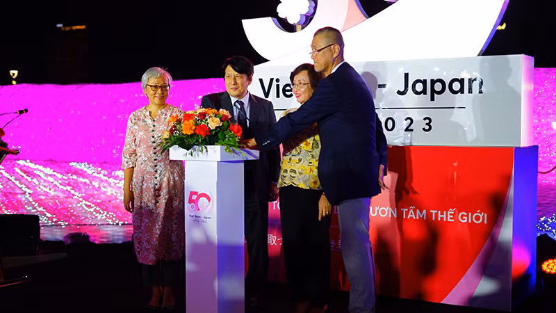 Đại biểu thực hiện nghi thức khởi động không gian ánh sáng.