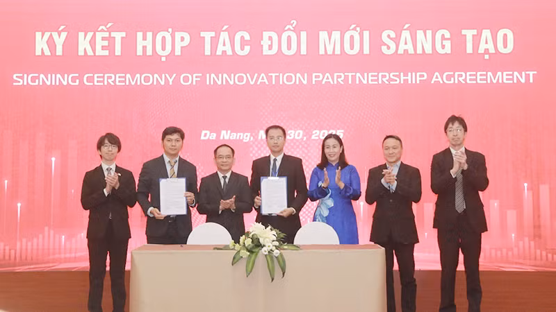 Lễ ký kết biên bản hợp tác chiến lược giữa các tổ chức, quỹ đầu tư và doanh nghiệp đổi mới sáng tạo.