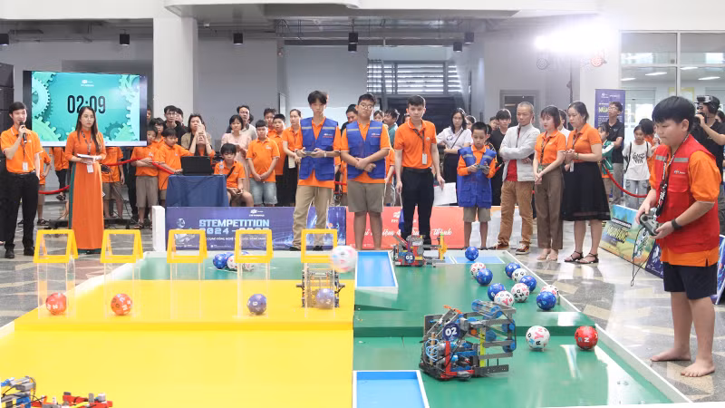 Các đội robot đấu loại tại Giải đấu Robot FPT Schools.