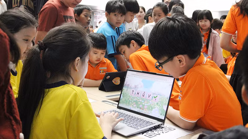 Học sinh hào hứng trải nghiệm.