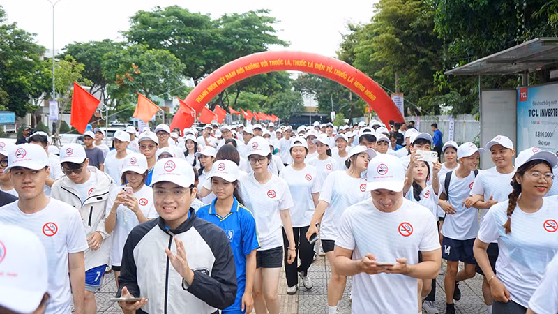 Đoàn viên, thanh niên chạy hưởng ứng “Thanh niên Việt Nam nói không với thuốc lá”.