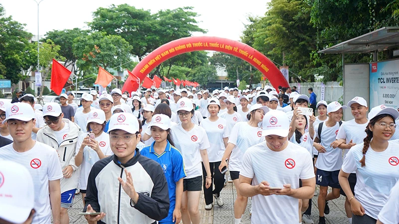 Đoàn viên, thanh niên chạy hưởng ứng “Thanh niên Việt Nam nói không với thuốc lá”.