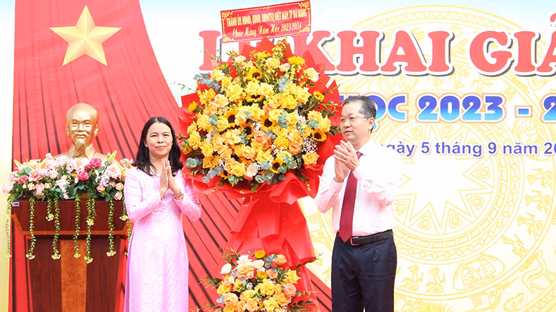 Bí thư Thành ủy Đà Nẵng Nguyễn Văn Quảng tặng hoa chúc mừng.