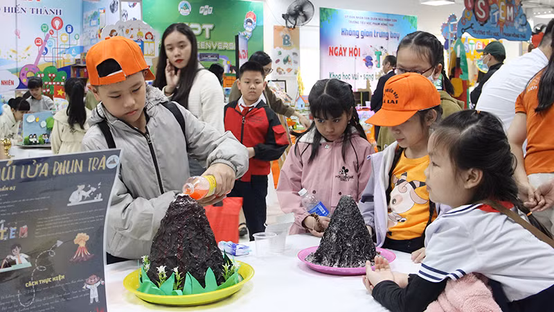 Hào hứng với núi lửa phun trào.