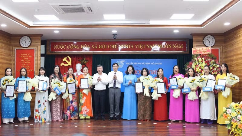 Tri ân các Chủ tịch Hội phụ nữ cơ sở đã có thời gian công tác, cống hiến cho tổ chức Hội.