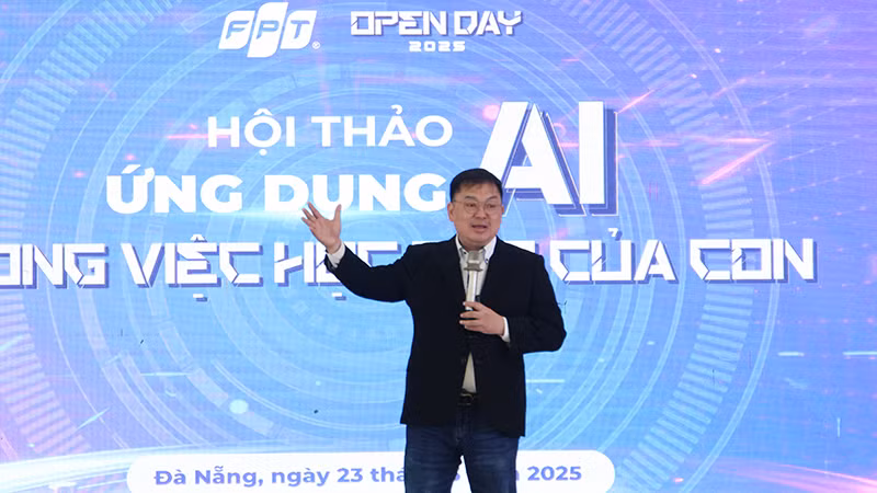 Diễn giả Hoàng Nam Tiến chia sẻ tại workshop.