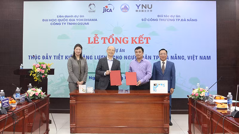 Ký kết bàn giao 1.000 sổ tay và các mô hình dùng để giảng dạy cho học sinh.