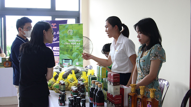 Giới thiệu các mô hình nông nghiệp thông minh tại hội thảo.