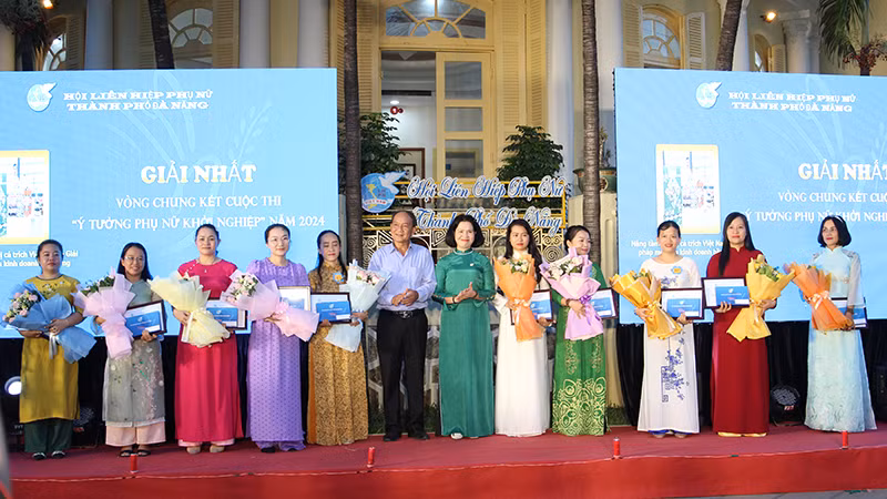 Trao giải thưởng cho các ý tưởng khởi nghiệp.